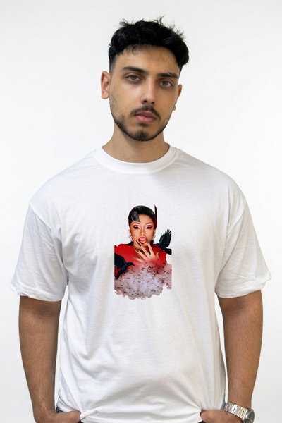 Anetos تي شيرت أبيض كبير الحجم مطبوع بتصميم Cardi B_50