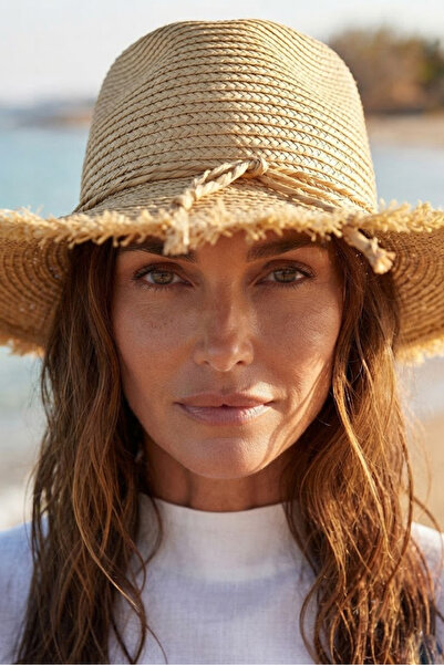 Marina Swimwear قبعة فوتر من القش بلون كريمي مع تفاصيل من الخيوط |   إتش إس آ...