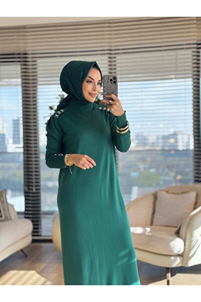 Afili 7036 فستان فانيزيا تريكو مزين باللؤلؤ على الأكتاف باللون الزمردي