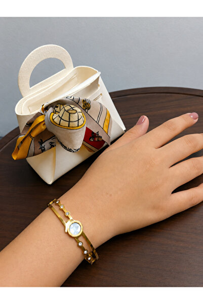 stainles steel Luxurious and Elegant Gold-Plated Bracelet Presented in a Beig...