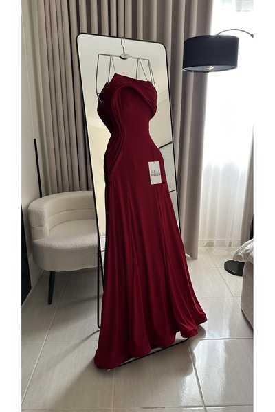 Nareen Fashion Luxurious Burgundy Evening Gown, Designed with a Feminine Eleg...