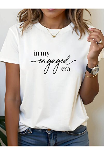 01THEONE تي شيرت مطبوع عليه In My Engaged Era، قميص كاجوال بأكمام قصيرة وياقة...