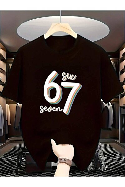 01THEONE تي شيرت رجالي جديد لعام 2026 يتميز بخط فني يعرض الرقم "67" بتصميم مو...