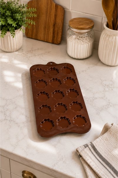 BEYZANA 1 Piece 15-Compartment Silicone Chocolate Mold