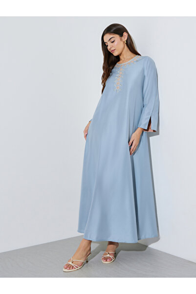 Amirah By Styli جلابية زرقاء مطرزة بأكمام طويلة
