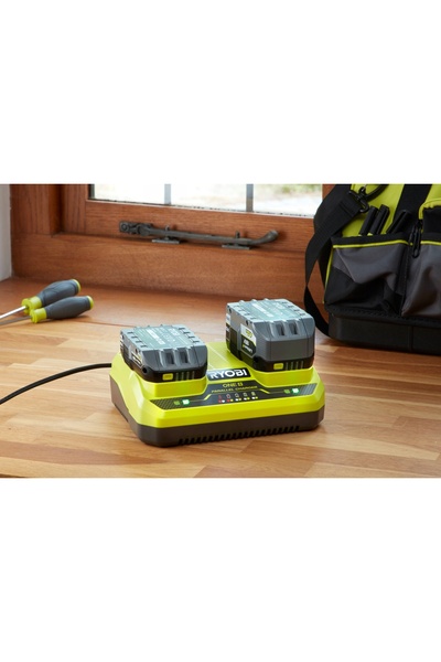 Ryobi ÎNCĂRCĂTOR DE BATERII CU DOUĂ PORTURI 18V 4.0A RC18240 5133005579