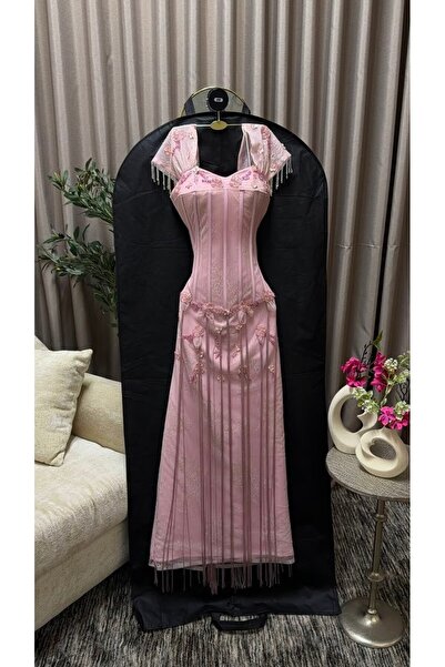 FASHION فستان سهرة وردي ناعم بتصميم راقي ومطرز بالورود الناعمة مع شرابات طويل...