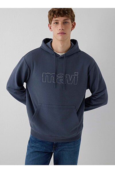 Mavi M0S10196 سويت شيرت رجالي بقلنسوة مطبوع عليه شعار FUME