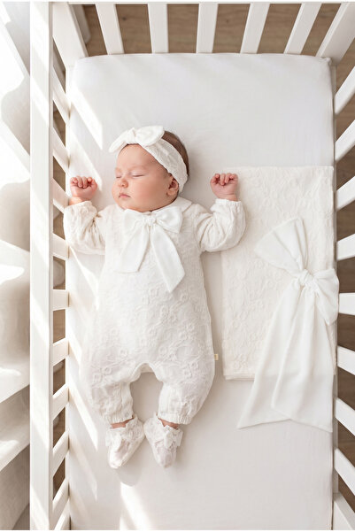 Mert Baby طقم خروج من المستشفى مكون من 4 قطع مصنوع من الدانتيل بتفاصيل فيونكة...