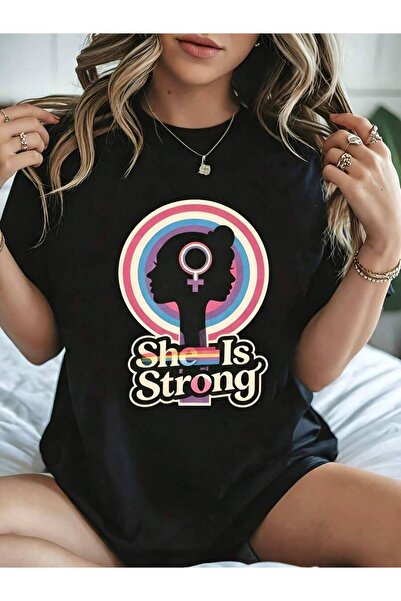 9JY تي شيرت نسائي بتصميم ريترو مطبوع عليه She Is Strong، هدية صيفية كاجوال لها