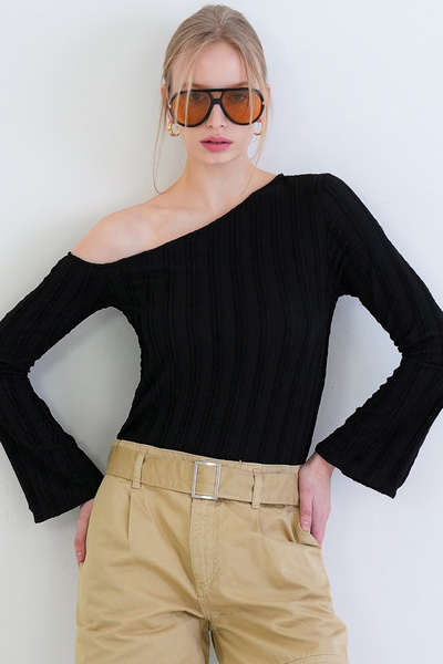 Trend Alaçatı Stili Γυναικεία μαύρη μπλούζα με έναν ώμο από ισπανικό ύφασμα μ...