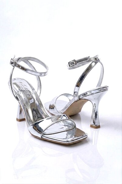 simplicity Ασημένια παπούτσια βραδινής ένδυσης με τακούνι σε σχήμα κύπελλου κ...