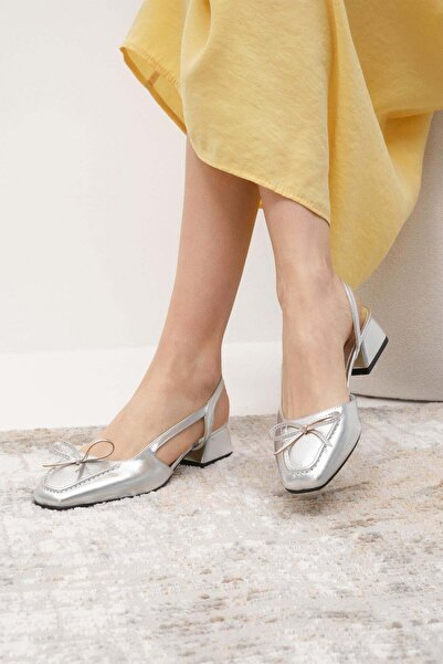 Mio Gusto Γυναικεία παπούτσια με χαμηλό τακούνι Bria Silver Color Open Back