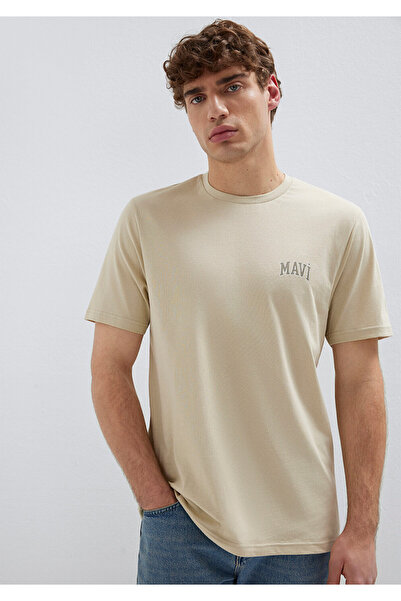 Mavi Beigefarbenes T-Shirt mit Logodruck, normale Passform / Regular Fit 0611...