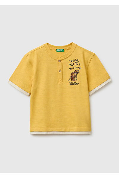 United Colors of Benetton تي شيرت للأولاد باللون الأصفر الخردلي مع طباعة على ...
