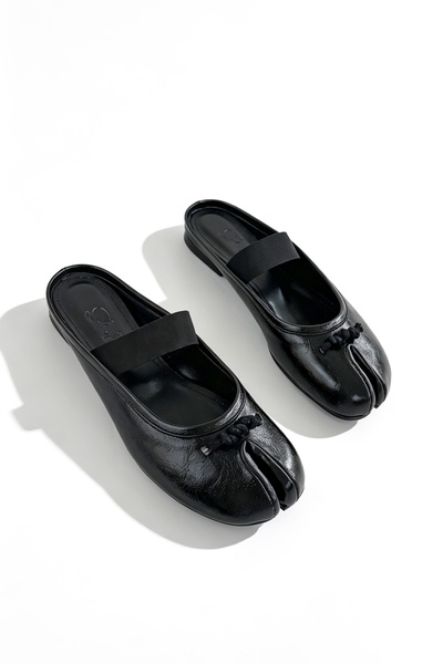 Shoebutik Papuci de damă Novera din piele lacuită neagră, cu detaliu tip șlapi.