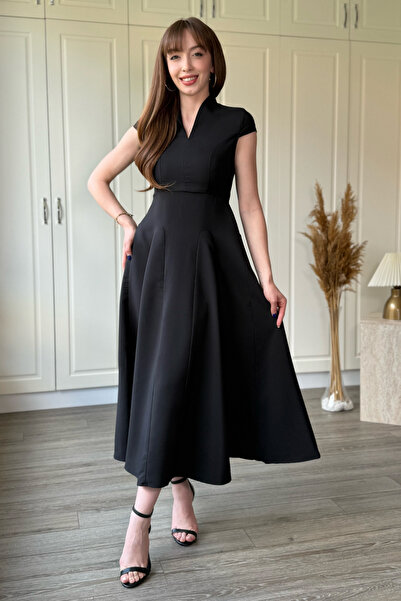 Dilay Gökoğlu Butik فستان أسود من قماش دايورس ميدي بفتحة رقبة على شكل حرف V و...