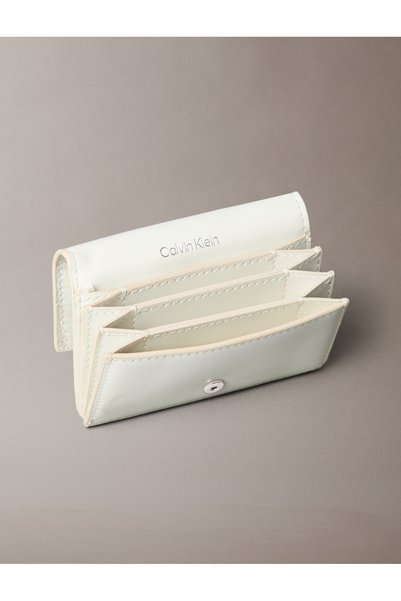 Calvin Klein محافظ نسائية