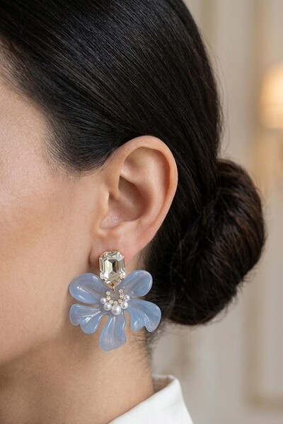 Süspüs Accessories أقراط أكريليك باللون الأزرق النيلي مع حجر كبير وحبة لؤلؤ ص...