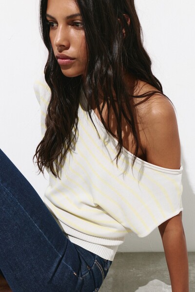 Pull & Bear Asimetrik kısa kollu triko top