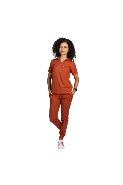 RUNI Costum medical stretch polo caramel, cu bluza in V si pantaloni tip jogg...