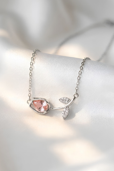 Elifsu Jewelry قلادة من الفولاذ بتصميم زهرة التوليب مرصعة بحجر الزركون