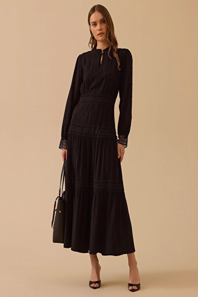 Rain and River Dominant neckline lace pattern dress