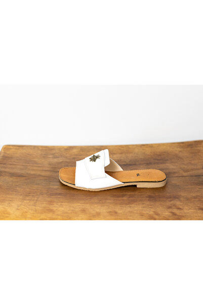 Atelierul de Pantofi Flat Leather Sandals with Wide Strap and Bee Charm – White