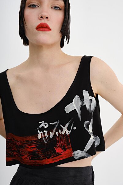 MİİN SİYAH UZAK DOĞU KALİGRAFİ BASKILI CROP TOP