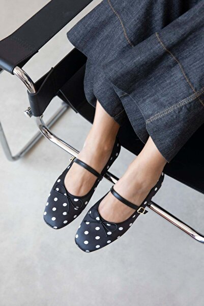 STRASWANS حذاء باليه نسائي من ماكسي مزين بفيونكة من الساتان باللون الأسود المنقط