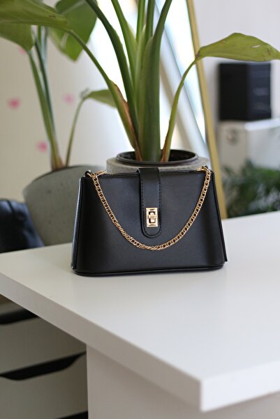 Moom Bag Дамска черна чанта за рамо с детайлна каишка с верига и закопчалка