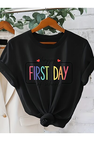 BASEPULSE تي شيرت أنيق بتصميم كلاسيكي مطبوع عليه 'Happy First Day'، مريح برقب...