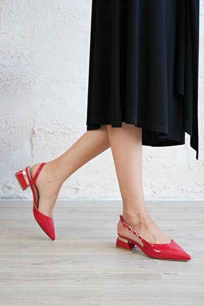 tayyarshoes حذاء بيلا بكعب منخفض ومقدمة مدببة وجزء خلفي مفتوح مع تفاصيل زخرفي...