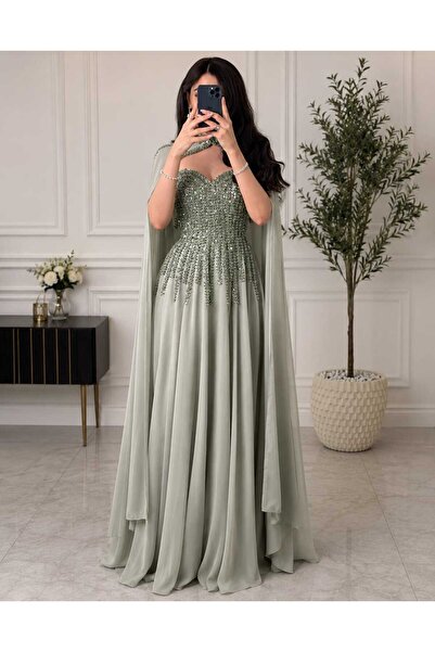 Kurtah Women's Dress with Luxurious Embroidery and Royal Shawl