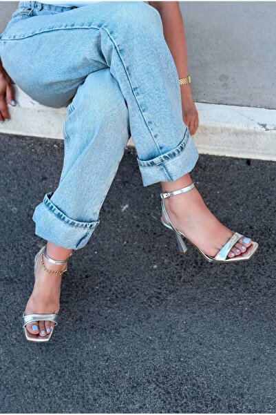 I Love Shoes صندل نسائي بكعب من الجلد اللامع باللون الفضي من فيليور