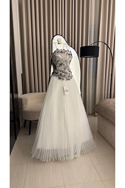 Nareen Fashion Luxurious Evening Gown That Combines Color and Silver with an ...