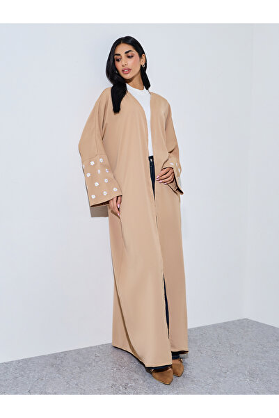 Amirah By Styli عباءة بأكمام كيمونو مفتوحة من الأمام مع تطريز منقط على أطراف ...