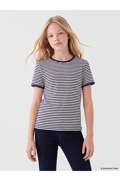 LC Waikiki تي شيرت TRENDLUCKY للفتيات ذو ياقة بيضاوية وخطوط فضية