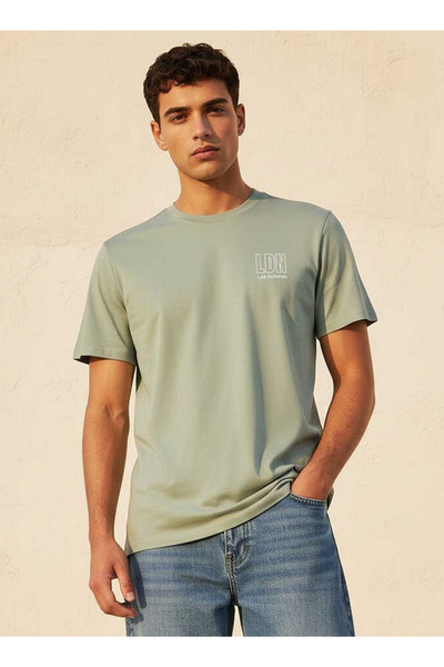 Lee Cooper تي شيرت بقصة عادية وياقة دائرية وأكمام قصيرة مع طباعة شعار