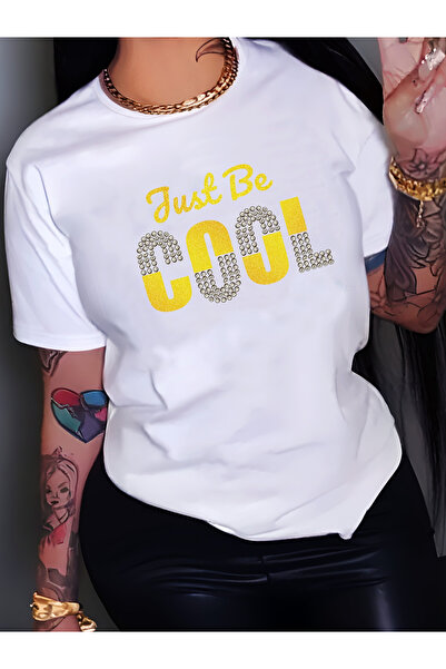 121 تي شيرت نسائي برسومات مع العبارة "Just Be Cool"، بياقة دائرية وأكمام قصير...