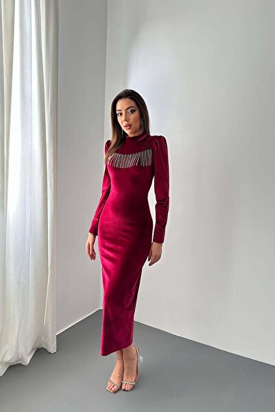 Moda Days فستان نسائي باللون العنابي مزين بتفاصيل شرابة من القطيفة وياقة عالي...