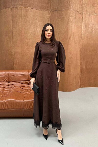 Moda Days فستان نسائي طويل بني اللون مع حزام مربع منقوش ولامع وأكمام بالونية ...