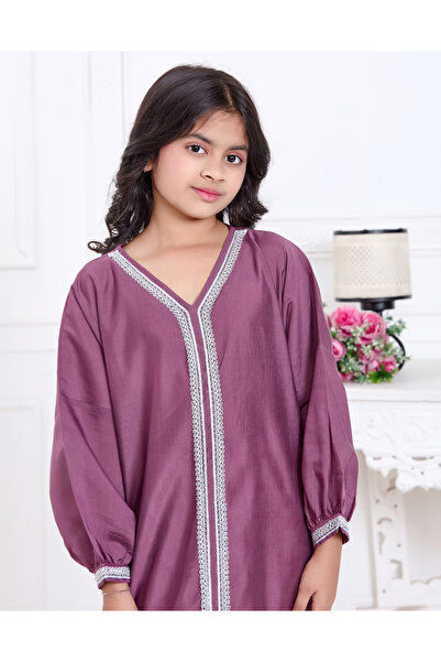 Artemea By Styli جلابية ساتان مطرزة باللون العنابي للفتيات