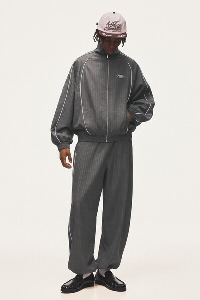 Bershka İnce çizgili jogger fit pantolon