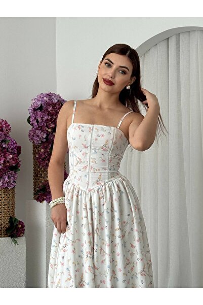Clothes Fast فستان نسائي أبيض متوسط الطول بحمالات رفيعة وياقة مربعة ونقشة زهو...