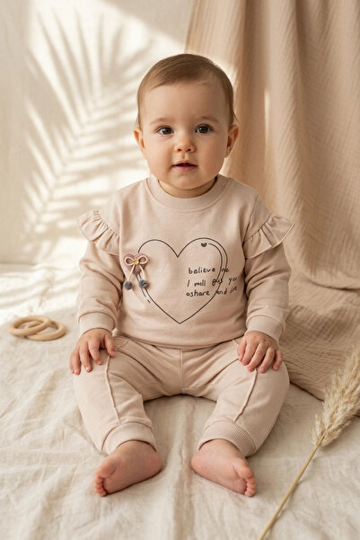 Babydonat طقم سويت شيرت وبنطلون مكشكش بطبعة قلب باللون البيج للفتيات الصغيرات...