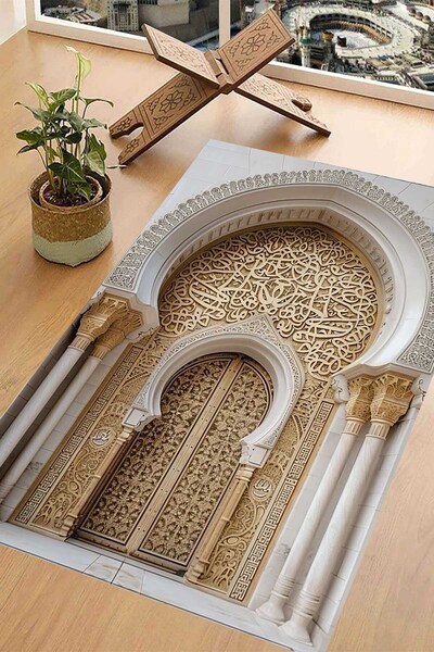 Carmine Carpet سجادة صلاة مطبوعة رقميًا بنمط مهراب، لون ذهبي كريمي، بتصميم إن...