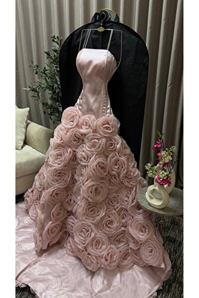 FASHION Luxurious Evening Gown with a High-Class Bourgeois Rose Design for a ...