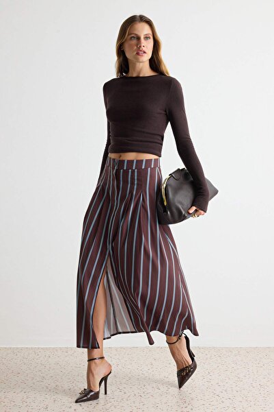 Trendyol Collection Fusta lungă maxi maro cu pliuri și șliț frontal TWOAW27ET...