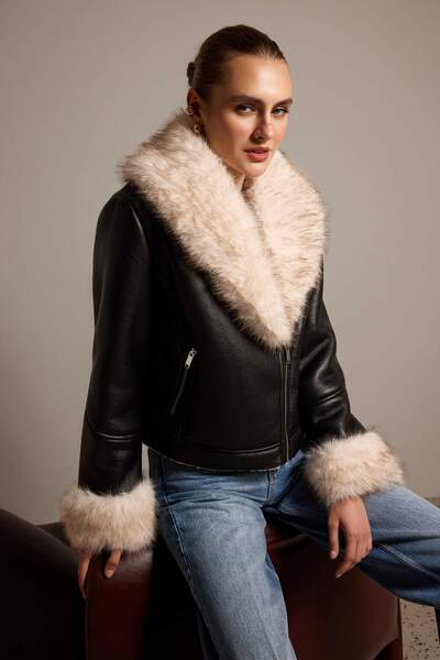 Trendyol Collection معطف أسود بقصة عادية وياقة من الفرو الصناعي بلون إكرو TWO...